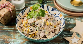 Салат с копчёной курицей, кукурузой и шампиньонами