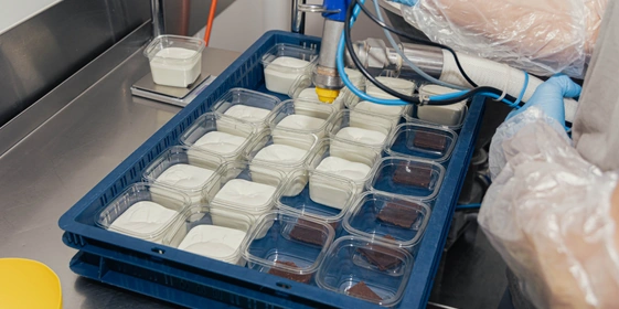 В основе десерта мусс из сливочного сыра и хрустящая крошка