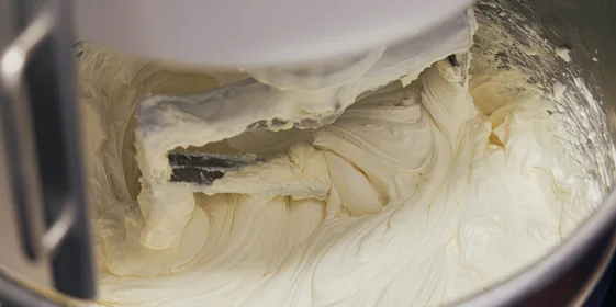 Сливочный сыр взбивают с сахаром