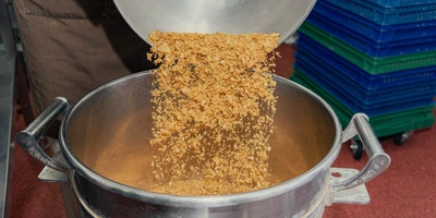 Добавляют перемолотую вафлю для дальнейшего смешивания с шоколадом