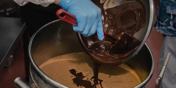 В фундучную пасту добавляют растопленный шоколад