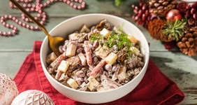 Салат с сухариками, фасолью и колбасой