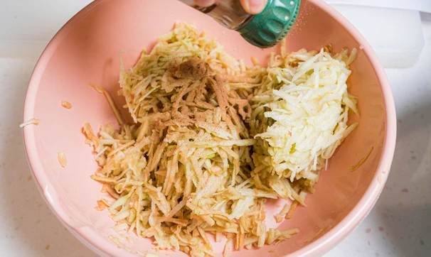 Насыпной пирог с творогом и яблоками, шаг 4/11
