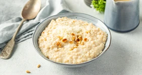 Солёная овсянка с пармезаном и кедровыми орехами