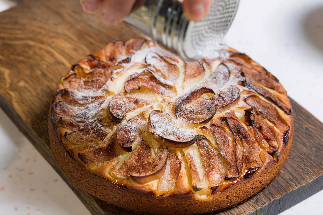Заливной пирог на кефире с яблоками — рецепт от ВкусВилл