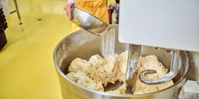 Пышная, сырная и&nbsp;с&nbsp;леопардовым бортом: как производят замороженную неаполитанскую пиццу