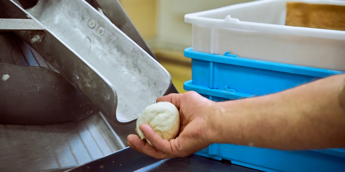 Пышная, сырная и&nbsp;с&nbsp;леопардовым бортом: как производят замороженную неаполитанскую пиццу