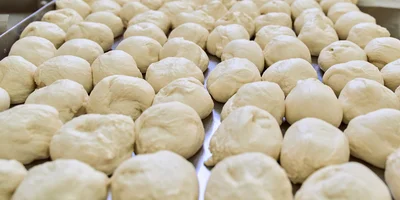 Пышная, сырная и с леопардовым бортом: как производят замороженную неаполитанскую пиццу