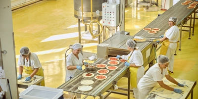 Пышная, сырная и&nbsp;с&nbsp;леопардовым бортом: как производят замороженную неаполитанскую пиццу