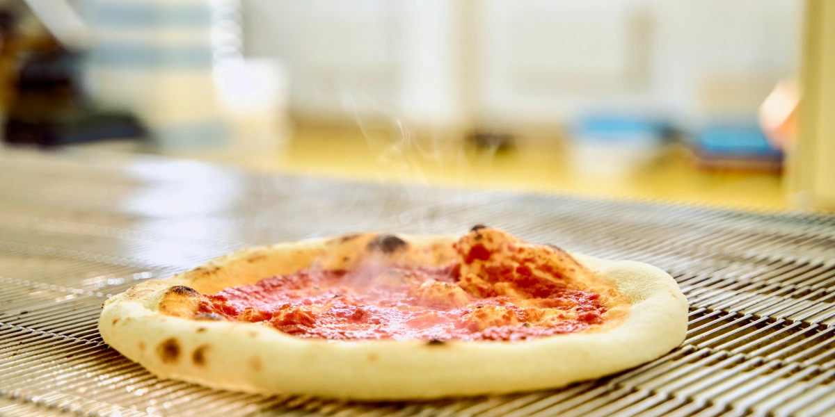 Пышная, сырная и&nbsp;с&nbsp;леопардовым бортом: как производят замороженную неаполитанскую пиццу