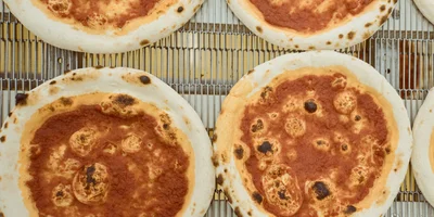 Пышная, сырная и с леопардовым бортом: как производят замороженную неаполитанскую пиццу