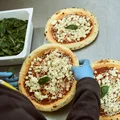 Пышная, сырная и с леопардовым бортом: как производят замороженную неаполитанскую пиццу