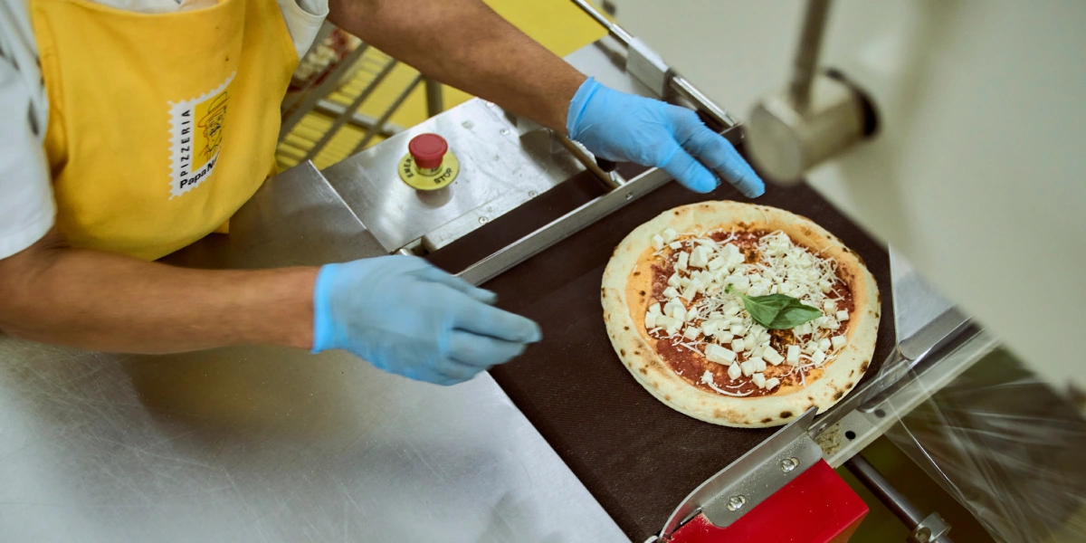 Пышная, сырная и&nbsp;с&nbsp;леопардовым бортом: как производят замороженную неаполитанскую пиццу