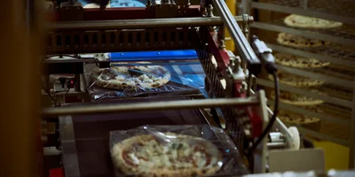 Пышная, сырная и с леопардовым бортом: как производят замороженную неаполитанскую пиццу
