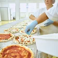 Пышная, сырная и с леопардовым бортом: как производят замороженную неаполитанскую пиццу