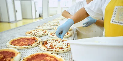 Пышная, сырная и с леопардовым бортом: как производят замороженную неаполитанскую пиццу
