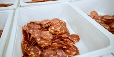 Пышная, сырная и&nbsp;с&nbsp;леопардовым бортом: как производят замороженную неаполитанскую пиццу