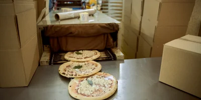 Пышная, сырная и с леопардовым бортом: как производят замороженную неаполитанскую пиццу