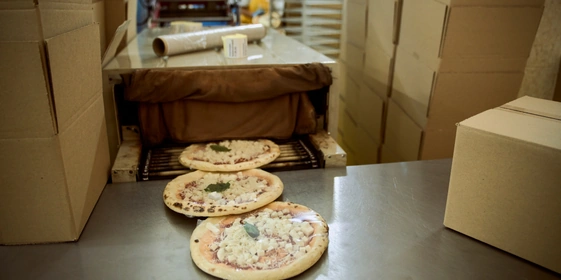 Пышная, сырная и&nbsp;с&nbsp;леопардовым бортом: как производят замороженную неаполитанскую пиццу