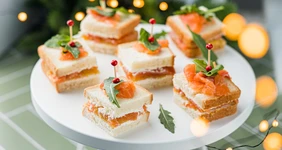 Канапе с сёмгой и щучьей икрой