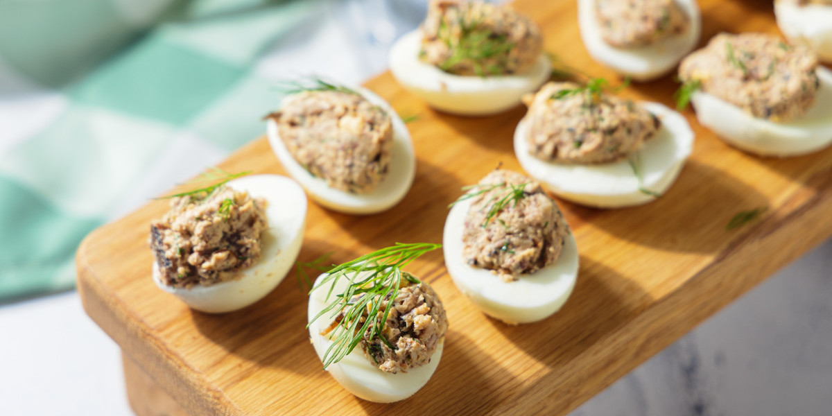 Яйца, фаршированные шпротами — рецепт от ВкусВилл