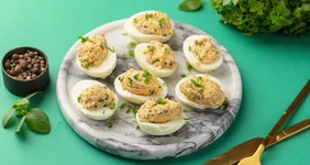 Фаршированные яйца с печенью трески