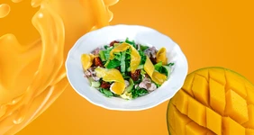Тёплый салат с манго и куриной печенью