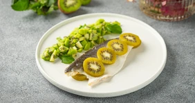 Сибас, запечённый с киви