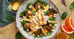 Салат с курицей и копчёными яйцами