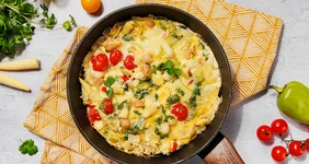 Омлет по-мексикански с колбасками и томатами