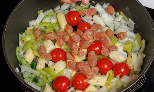 Омлет по-мексикански с колбасками и томатами, шаг 3/7