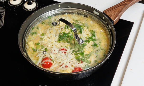 Омлет по-мексикански с колбасками и томатами, шаг 7/7
