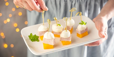 Такие разные канапе: 10 рецептов мини-закусок для&nbsp;фуршета