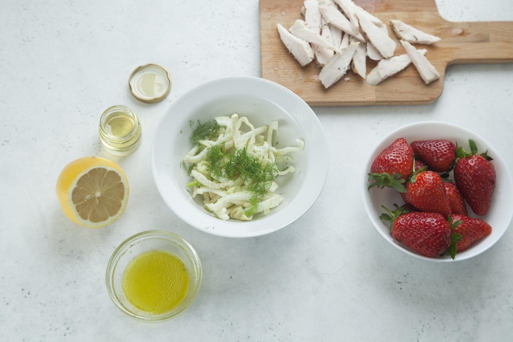 Салат с курицей, клубникой и фенхелем — процесс приготовления, фото 2 Салат с курицей, клубникой и фенхелем — процесс приготовления, фото 2