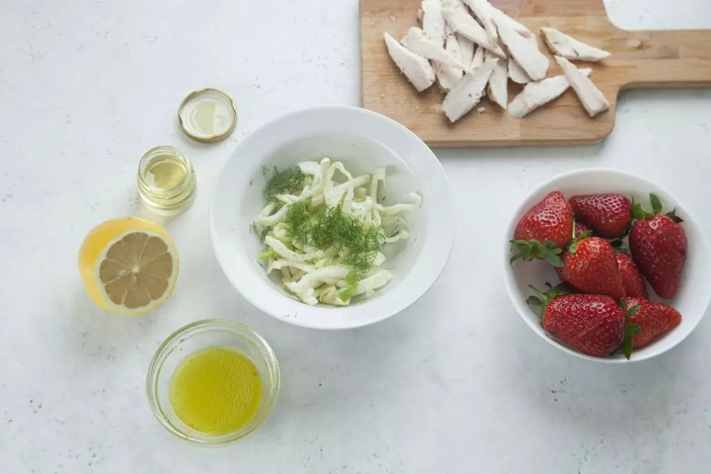 Салат с курицей, клубникой и фенхелем — процесс приготовления, фото 2