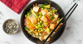 Азиатский салат с гребешками и фунчозой