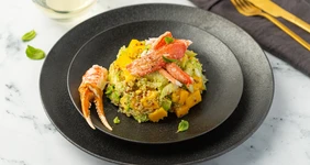 Салат с крабом и манго