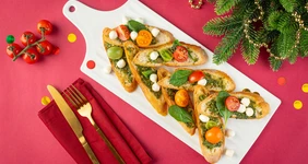Брускетты с моцареллой и соусом песто
