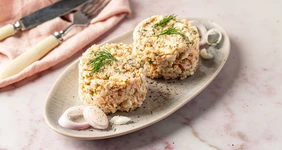 Салат с консервированной горбушей