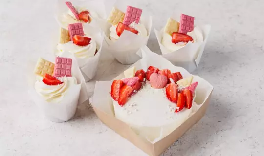 Набор Бенто-торт с капкейками «Клубничное настроение»