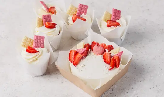 Набор Бенто-торт с капкейками «Клубничное настроение»