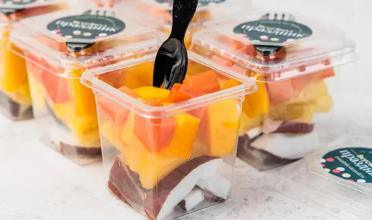 Наборы тропических фруктов в стаканчиках