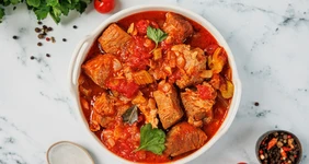 Гуляш из свинины с подливой