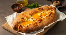 Хачапури по-аджарски с яйцом