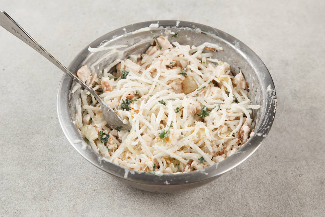 Салат с копчёной курицей и дайконом