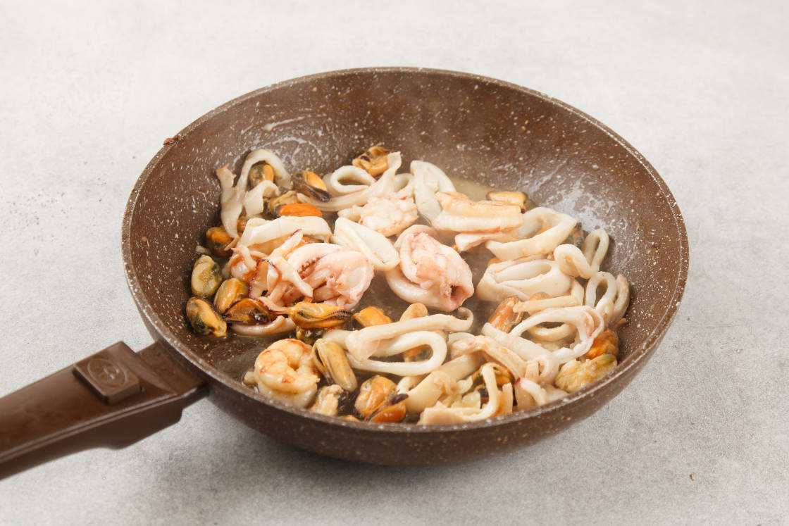 Жульен из морепродуктов с икрой