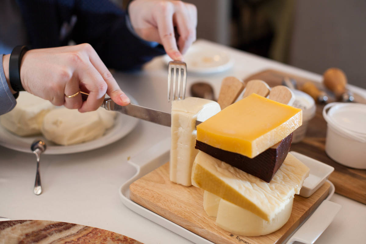 Как едят в сыром виде. Упаковка разрезка сыра 2021 года. Статья про сыр. Поедаем сыр втроем. Провокационные статьи о сыре.