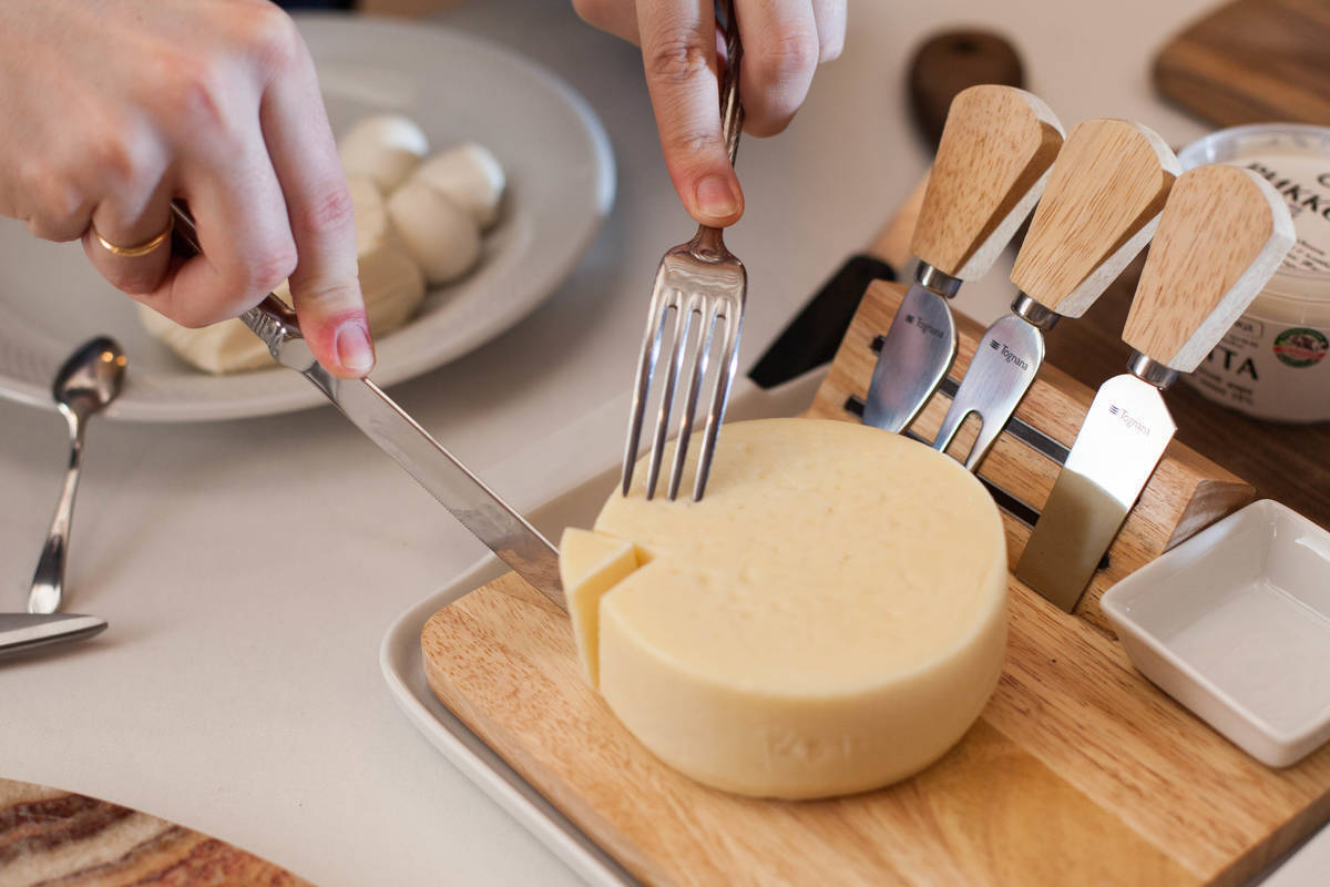 Ест сыр. Прибор которым едят сыр. Cheese man! С вилкой. Бакончини сыр как едят.