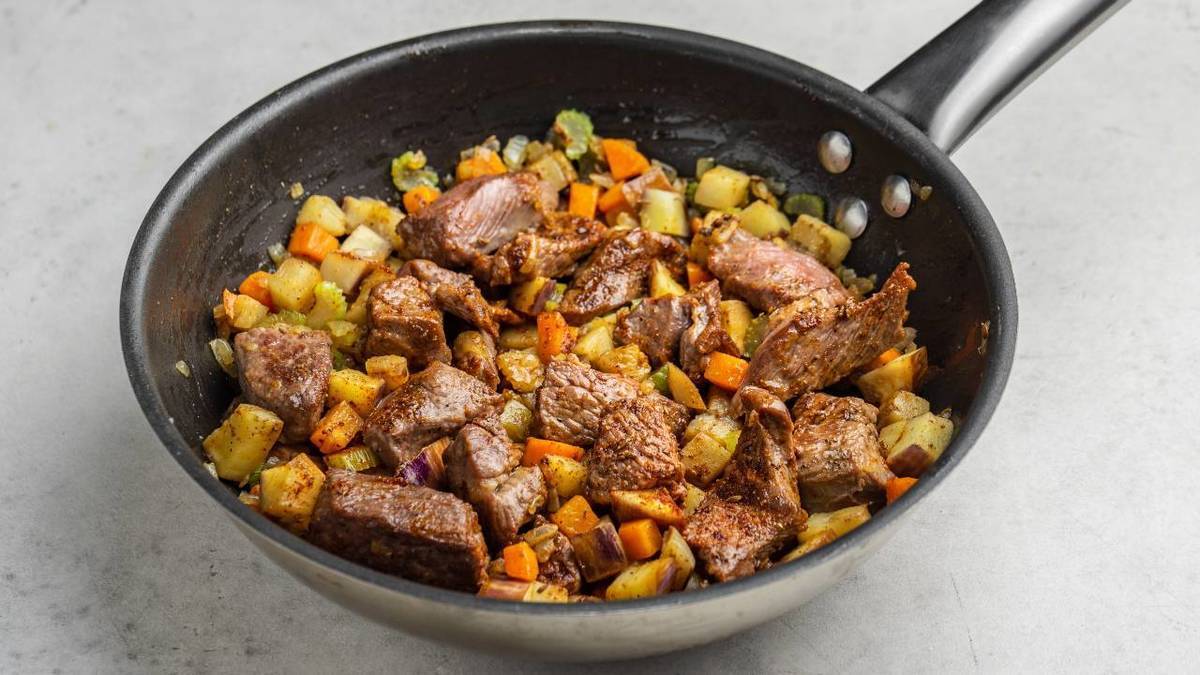Гуляш из говядины с пряными овощами, пошаговый рецепт с фото