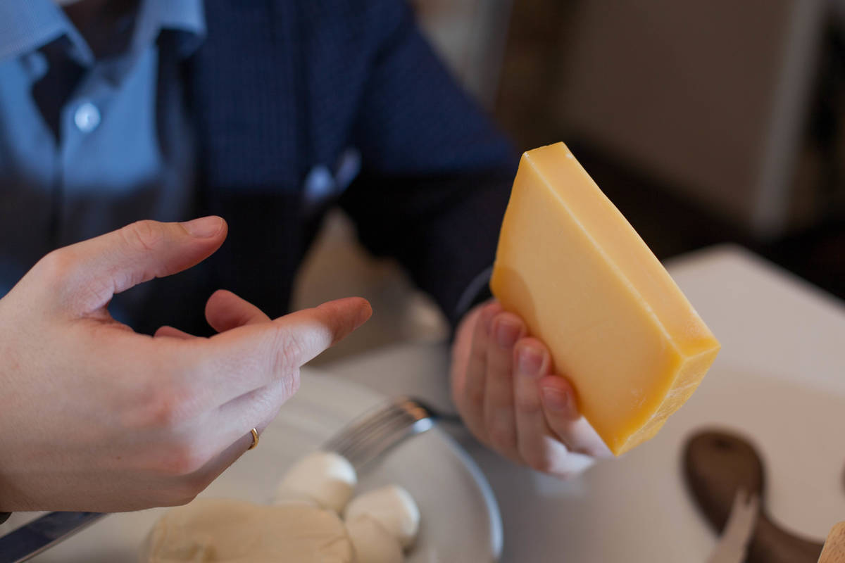 Есть сырое просто. Сыр ст. Ест сыр. Фото как итальянцы едят сыр. Как итальянцы едят сыр.